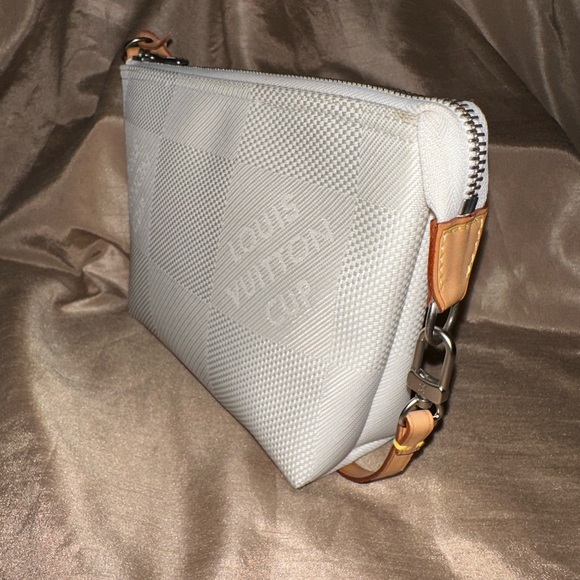 Louis Vuitton Damier Geant Americas Cup Pochette
Accessories Bag White (RARE) - Picture 6 of 12